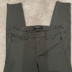 Jacqueline Skinny Pant by Liverpool. Size 10